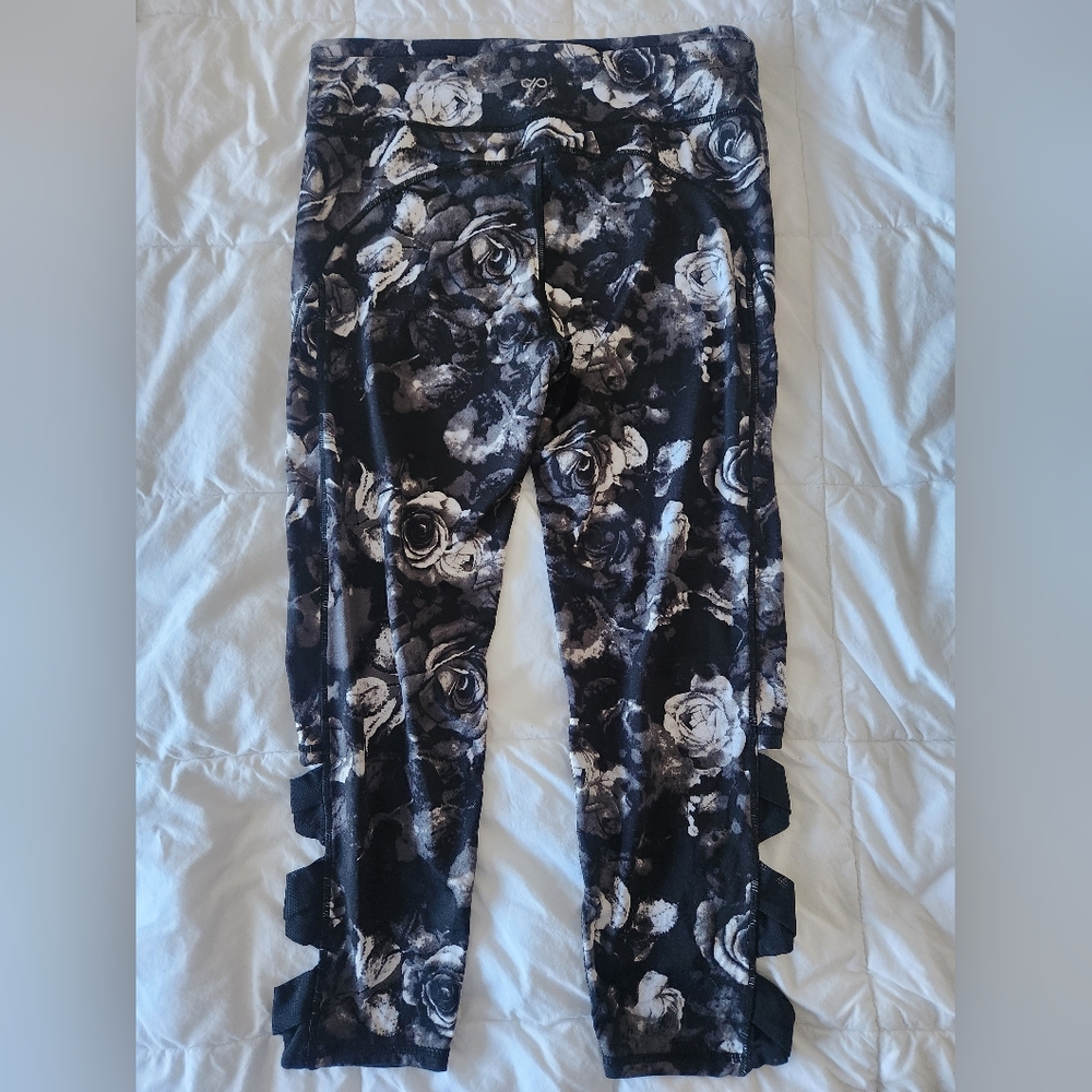 Capri Leggings - Picture 2 of 3